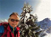 28 Selfie salendo con vista sul Cancervo